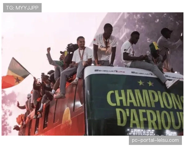 雨战中的温情一幕，图卢兹球员将进球献给看台上生病的儿童球迷